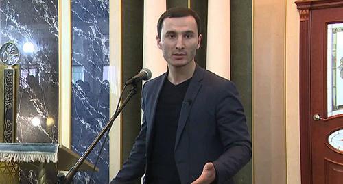 Багаудин Хаутиев. Скриншот видео Буро Магас https://www.youtube.com/watch?v=xD7P3tYkC4E Багаудин Хаутиев. Скриншот видео Буро Магас https://www.youtube.com/watch?v=xD7P3tYkC4E