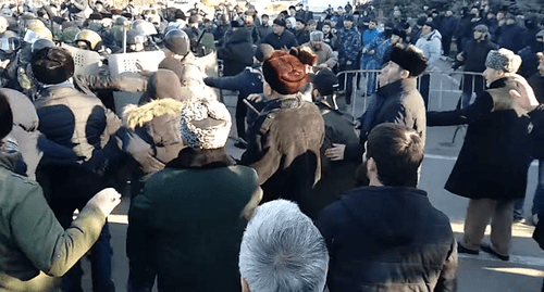 Столкновения активистов и силовиков в Магасе, 27 марта. Кадр видео ИГО "ДЗУРДЗУКИ" https://www.youtube.com/watch?v=o1B1oBde9Ds Столкновения активистов и силовиков в Магасе, 27 марта. Кадр видео ИГО "ДЗУРДЗУКИ" https://www.youtube.com/watch?v=o1B1oBde9Ds