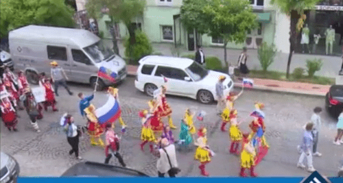 Шествие с российскими флагами в Батуми, 26 мая 2019. Кадр сюжета "Аджара-ТВ" http://ajaratv.ge/article/43759 Шествие с российскими флагами в Батуми, 26 мая 2019. Кадр сюжета "Аджара-ТВ" http://ajaratv.ge/article/43759