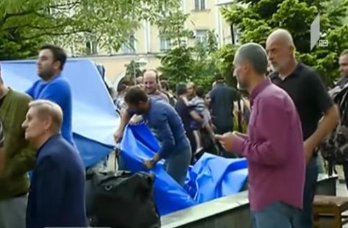 Шахтеры в Чиатуре завершили забастовку. Фото: скриншот с видео на Youtube-канале Georgian Broadcaster https://www.youtube.com/watch?v=CHUOstLA42w Шахтеры в Чиатуре завершили забастовку. Фото: скриншот с видео на Youtube-канале Georgian Broadcaster https://www.youtube.com/watch?v=CHUOstLA42w