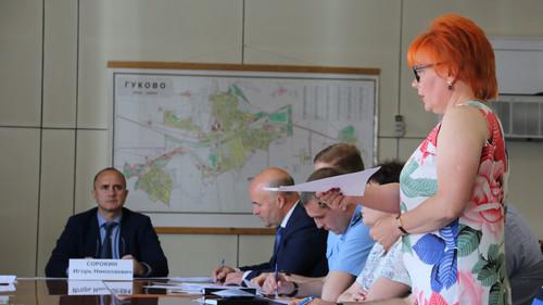 Представитель инициативной группы шахтеров Татьяна Авачёва (справа) выступает на встрече с министром промышленности Ростовской области Игорем Сорокиным (слева) 28 мая 2019 года. Фото Вячеслава Прудникова для "Кавказского узла" Представитель инициативной группы шахтеров Татьяна Авачёва (справа) выступает на встрече с министром промышленности Ростовской области Игорем Сорокиным (слева) 28 мая 2019 года. Фото Вячеслава Прудникова для "Кавказского узла"