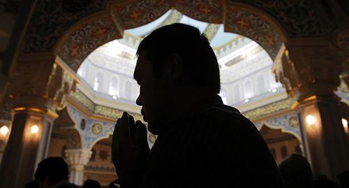 Верующий в мечети. Фото: REUTERS/Maxim Shemetov Верующий в мечети. Фото: REUTERS/Maxim Shemetov
