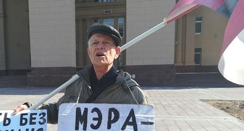 Активист Владимир Васильченко во время одиночного пикета в Волгограде. Фото Татьяны Филимоновой для "Кавказского узла". Активист Владимир Васильченко во время одиночного пикета в Волгограде. Фото Татьяны Филимоновой для "Кавказского узла".