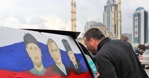 Автомобиль с портретами вождей. Фото Магомеда Магомедова для "Кавказского узла" Автомобиль с портретами вождей. Фото Магомеда Магомедова для "Кавказского узла"