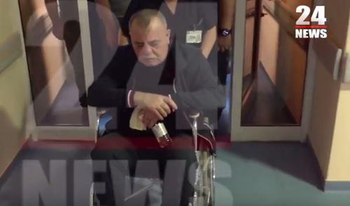 Манвел Григорян в инвалидной коляске. Фото: скриншот с видео на Youtube-канале 24TV https://www.youtube.com/watch?time_continue=2&v=9D-VaOKmM4M
Манвел Григорян в инвалидной коляске. Фото: скриншот с видео на Youtube-канале 24TV https://www.youtube.com/watch?time_continue=2&v=9D-VaOKmM4M
