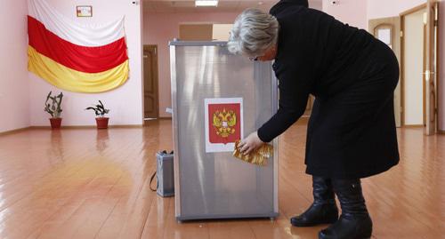 На избирательном участке. Южная Осетия. Фото: REUTERS/Eduard Korniyenko На избирательном участке. Южная Осетия. Фото: REUTERS/Eduard Korniyenko