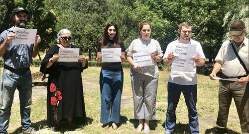 Махачкалинские активисты на акции в поддержку Ивана Голунова. Фото Патимат Махмудовой для "Кавказского узла". Махачкалинские активисты на акции в поддержку Ивана Голунова. Фото Патимат Махмудовой для "Кавказского узла".