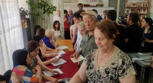 Голосование на одном из избирательных участков в Цхинвале. 9 июня 2019 года. Фото Анны Джиоевой для "Кавказского узла" Голосование на одном из избирательных участков в Цхинвале. 9 июня 2019 года. Фото Анны Джиоевой для "Кавказского узла"