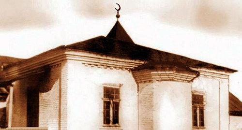 Здание первой мечети в Майкопе. Фото из архива ДУМ Адыгеи и Краснодарского края https://www.yuga.ru/news/440967/ Здание первой мечети в Майкопе. Фото из архива ДУМ Адыгеи и Краснодарского края https://www.yuga.ru/news/440967/