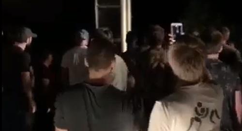 стоп-кадр видео демонтажа чеченского дорожного знака, https://www.instagram.com/p/ByihL4Nghs8/ стоп-кадр видео демонтажа чеченского дорожного знака, https://www.instagram.com/p/ByihL4Nghs8/