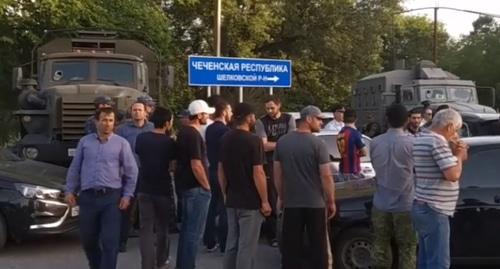 Участники схода в Кизляре 11 июня 2019 года. Стопкадр видео "Кавказского узла", https://www.youtube.com/watch?v=pSsWzgUquQk&feature=youtu.be Участники схода в Кизляре 11 июня 2019 года. Стопкадр видео "Кавказского узла", https://www.youtube.com/watch?v=pSsWzgUquQk&feature=youtu.be