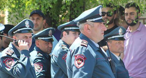 Сотрудники полиции перед зданием суда в Ереване, 20 мая 2019 года. Фото Тиграна Петросяна для "Кавказского узла". Сотрудники полиции перед зданием суда в Ереване, 20 мая 2019 года. Фото Тиграна Петросяна для "Кавказского узла".