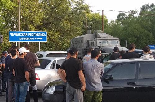 Народный сход возле знака Чечни на окраине Кизляра, 11 июня. Фото Ильяса Капиева для "Кавказского узла" Народный сход возле знака Чечни на окраине Кизляра, 11 июня. Фото Ильяса Капиева для "Кавказского узла"