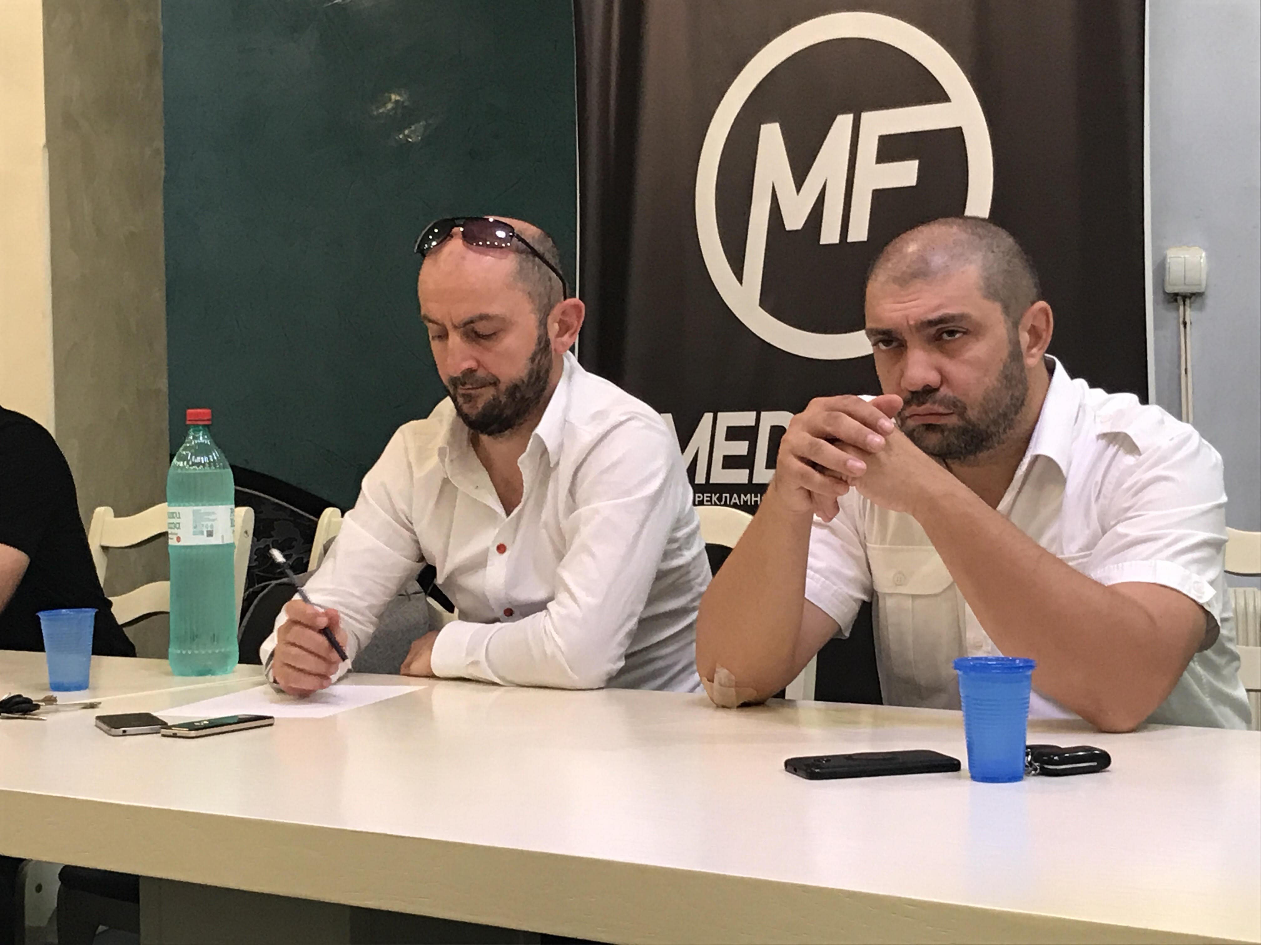 Майрбек Агаев, главный редактор "Черновика" (слева) и Магди Камалов, учредитель "Черновика" (справа). Фото Патимат Махмудовой для "Кавказского узла"