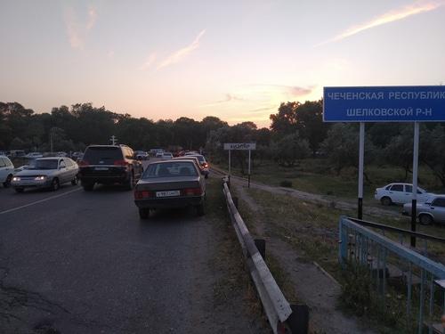 Чеченский дорожный указатель на окраине Кизляра. Фото Ильяса Капиева для "Кавказского узла" Чеченский дорожный указатель на окраине Кизляра. Фото Ильяса Капиева для "Кавказского узла"