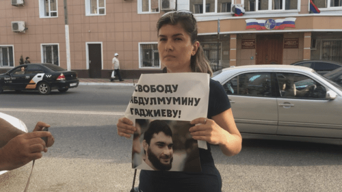 Ответственный секретарь газеты "Черновик" Эльнара Агатова проводит одиночный пикет в поддержку Абдулмумина Гаджиева. Махачкала, 15 июня 2019 года. Скриншот с видео "Кавказского узла". Ответственный секретарь газеты "Черновик" Эльнара Агатова проводит одиночный пикет в поддержку Абдулмумина Гаджиева. Махачкала, 15 июня 2019 года. Скриншот с видео "Кавказского узла".