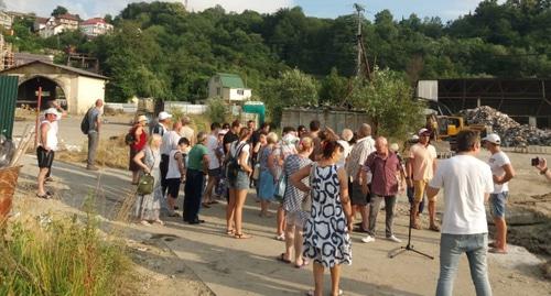 Жители Сочи на сходе возле свалки. Фото Светланы Кравченко для "Кавказского узла". Жители Сочи на сходе возле свалки. Фото Светланы Кравченко для "Кавказского узла".