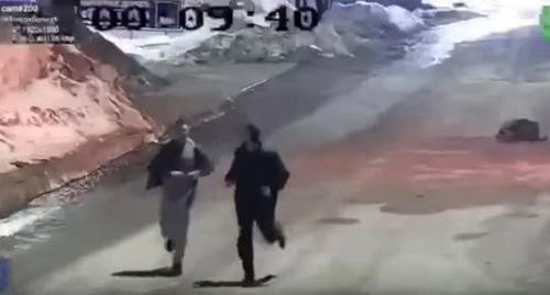 Кадр видео убийства Макитова. Скриншот видео SuperTARGIM
https://www.youtube.com/watch?v=QJxP7qkjR04&has_verified=1 Кадр видео убийства Макитова. Скриншот видео SuperTARGIM
https://www.youtube.com/watch?v=QJxP7qkjR04&has_verified=1