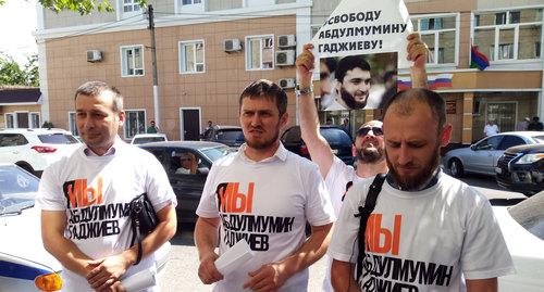 Одиночный пикет в поддержку журналиста Абдулмумина Гаджиева у здания Советского суда Махачкалы, где в закрытом режиме проходит избрание меры пресечения трем задержанным по делу о финансировании терроризма.
Фото Мурада Мурадова для "Кавказского узла" Одиночный пикет в поддержку журналиста Абдулмумина Гаджиева у здания Советского суда Махачкалы, где в закрытом режиме проходит избрание меры пресечения трем задержанным по делу о финансировании терроризма.
Фото Мурада Мурадова для "Кавказского узла"