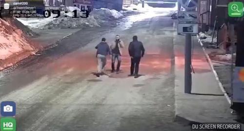 Кадры камеры видеонаблюдения незадолго до убийства. Фото: Кадр видео Rustam Kalibat https://www.facebook.com/groups/105503963342952/permalink/174894366403911/ Кадры камеры видеонаблюдения незадолго до убийства. Фото: Кадр видео Rustam Kalibat https://www.facebook.com/groups/105503963342952/permalink/174894366403911/