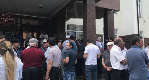 Группа поддержки Мартина Кочесоко возле Верховного суда КБР, 20 июня 2019 г. Фото Ольги Эфендиевой-Бегрет для "Кавказского узла" Группа поддержки Мартина Кочесоко возле Верховного суда КБР, 20 июня 2019 г. Фото Ольги Эфендиевой-Бегрет для "Кавказского узла"