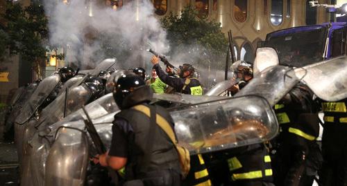Акция протеста перед зданием парламента Грузии. Тбилиси, 21 июня 2019 г. Фото: REUTERS/Irakli Gedenidze Акция протеста перед зданием парламента Грузии. Тбилиси, 21 июня 2019 г. Фото: REUTERS/Irakli Gedenidze