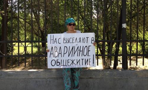 Одиночный пикет жительницы общежития на улице 1-я Перевозная в Астрахани. Фото Алёны Садовской для "Кавказского узла" Одиночный пикет жительницы общежития на улице 1-я Перевозная в Астрахани. Фото Алёны Садовской для "Кавказского узла"