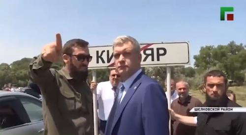 Представители Чечни и Дагестана на границе республик. Скриншот с видео https://www.youtube.com/watch?v=7PFq_gv4ILQ Представители Чечни и Дагестана на границе республик. Скриншот с видео https://www.youtube.com/watch?v=7PFq_gv4ILQ
