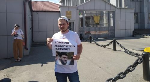 Журналист Арсен Магомедов проводит одиночный пикет. Махачкала, 22 июня 2019 года. Фото Ильяса Капиева для "Кавказского узла" Журналист Арсен Магомедов проводит одиночный пикет. Махачкала, 22 июня 2019 года. Фото Ильяса Капиева для "Кавказского узла"