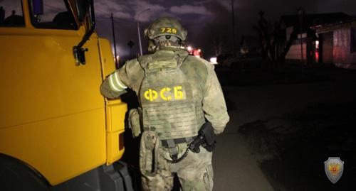 Сотрудник ФСБ на месте спецоперации. Фото: пресс-служба НАК http://nac.gov.ru/fotomaterialy@page=2.html#&gid=1&pid=3 Сотрудник ФСБ на месте спецоперации. Фото: пресс-служба НАК http://nac.gov.ru/fotomaterialy@page=2.html#&gid=1&pid=3