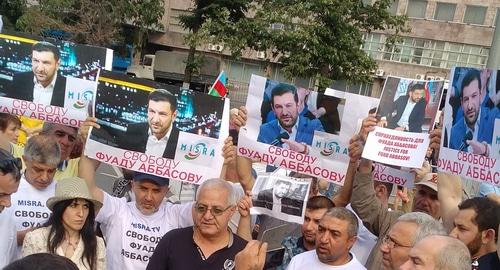 Участники митинга требуют освободить задержанного в Москве азербайджанского журналиста Фуада Аббасова. Москва, 23 июня 2019 года. Фото Григория Шведова для "Кавказского узла". Участники митинга требуют освободить задержанного в Москве азербайджанского журналиста Фуада Аббасова. Москва, 23 июня 2019 года. Фото Григория Шведова для "Кавказского узла".