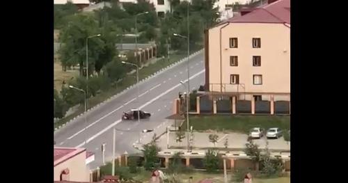Автомобиль, на котором передвигался нападавший. Скриншот видео очевидца. Автомобиль, на котором передвигался нападавший. Скриншот видео очевидца.