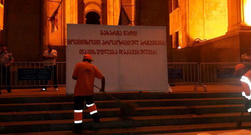 Городские дворники чистят площадку перед парламентом после акции протеста в ночь с 22 на 23 июня. Фото Беслана Кмузова для "Кавказского узла" Городские дворники чистят площадку перед парламентом после акции протеста в ночь с 22 на 23 июня. Фото Беслана Кмузова для "Кавказского узла"