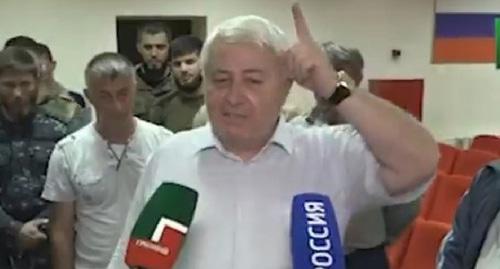 Житель Чечни Алхазур Барзаев публично отрекся от сына. Скриншот видео https://www.youtube.com/watch?v=zySZPAe0_cM Житель Чечни Алхазур Барзаев публично отрекся от сына. Скриншот видео https://www.youtube.com/watch?v=zySZPAe0_cM