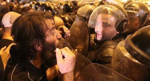 Полицейские сдерживают демонстрантов во время акции протеста в Тбилиси 21 июня 2019 года. Фото: REUTERS/Irakli Gedenidze. Полицейские сдерживают демонстрантов во время акции протеста в Тбилиси 21 июня 2019 года. Фото: REUTERS/Irakli Gedenidze.