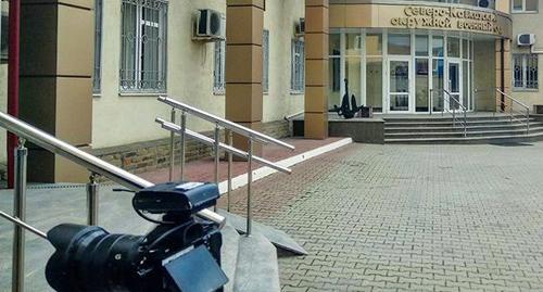 Камера журналистов на фоне входа в Северо-Кавказский окружной военный суд. Фото Константина Волгина для "Кавказского узла" Камера журналистов на фоне входа в Северо-Кавказский окружной военный суд. Фото Константина Волгина для "Кавказского узла"