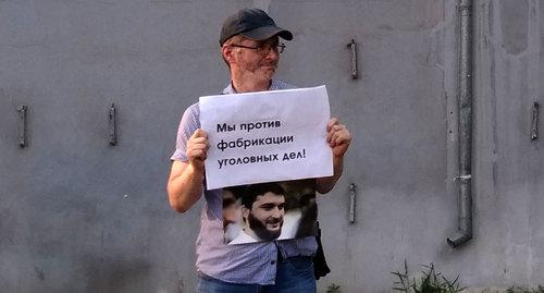 Магомед Магомедов на одиночном пикете в Махачкале. Фото Ильяса Капиева для "кавказского узла" Магомед Магомедов на одиночном пикете в Махачкале. Фото Ильяса Капиева для "кавказского узла"