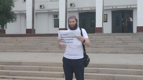Журналист Идрис Юсупов на пикете в Международный день защиты жертв пыток в Махачкале 26 июня 2019 года. Фото Ильяса Капиева для "Кавказского узла" Журналист Идрис Юсупов на пикете в Международный день защиты жертв пыток в Махачкале 26 июня 2019 года. Фото Ильяса Капиева для "Кавказского узла"