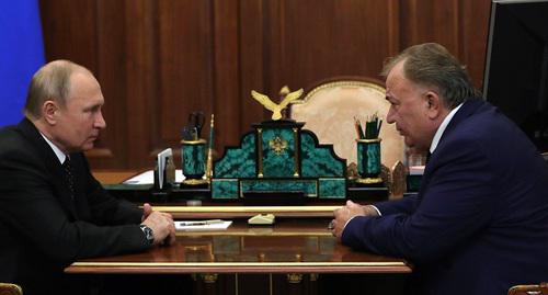 Владимир Путин (слева) и Махмуд-Али Калиматов. Фото: пресс-служба Кремля. http://kremlin.ru/events/president/news/60833
Владимир Путин (слева) и Махмуд-Али Калиматов. Фото: пресс-служба Кремля. http://kremlin.ru/events/president/news/60833