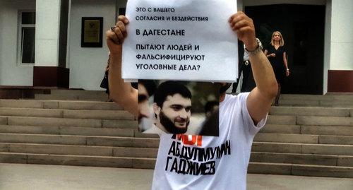 Участник пикета в поддержку Абдулмумина Гаджиева. Махачкала, 26 июня 2019 года. Фото Ильяса Капиева для "Кавказского узла" Участник пикета в поддержку Абдулмумина Гаджиева. Махачкала, 26 июня 2019 года. Фото Ильяса Капиева для "Кавказского узла"