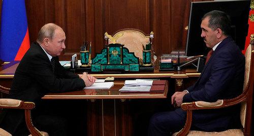 Владимир Путин и Юнус-Беком Евкуровым на встрече, в ходе которой принял отставку главы Республики Ингушетия . Фото http://kremlin.ru/events/president/news/60832 Владимир Путин и Юнус-Беком Евкуровым на встрече, в ходе которой принял отставку главы Республики Ингушетия . Фото http://kremlin.ru/events/president/news/60832