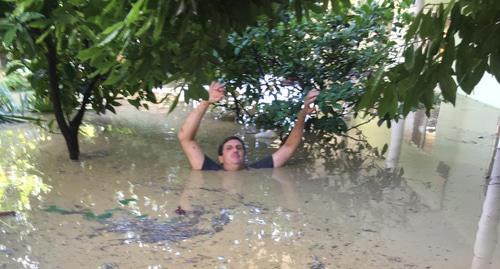 Мужчина в воде во время потопа. Сочи. 28 июня 2019 года. Фото Светланы Кравченко для "Кавказского узла" Мужчина в воде во время потопа. Сочи. 28 июня 2019 года. Фото Светланы Кравченко для "Кавказского узла"