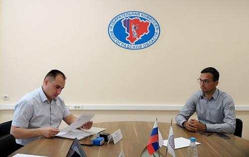 Дмитрий Любитенко (справа) в избиркоме Волгоградской области. Фото: пресс-служба областной избирательной комиссии http://ikvo.ru/news/7/17052/ Дмитрий Любитенко (справа) в избиркоме Волгоградской области. Фото: пресс-служба областной избирательной комиссии http://ikvo.ru/news/7/17052/