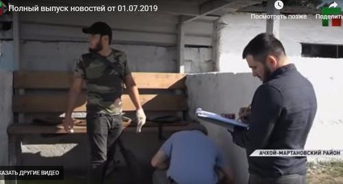 Место, где было совершено нападение на пост полиции в Ачхой-Мартановском районе Чечни. Скриншот видео ЧГТРК Грозный http://newsvideo.su/video/10977463 Место, где было совершено нападение на пост полиции в Ачхой-Мартановском районе Чечни. Скриншот видео ЧГТРК Грозный http://newsvideo.su/video/10977463