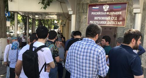 Группа поддержки Абдулмумина Гаджиева перед зданием суда. Фото Патимат Махмудовой для "Кавказского узла" Группа поддержки Абдулмумина Гаджиева перед зданием суда. Фото Патимат Махмудовой для "Кавказского узла"