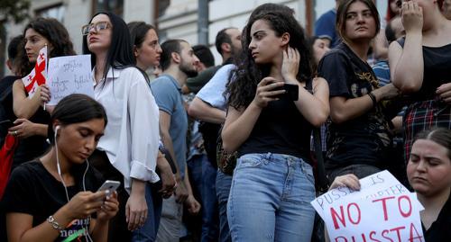Участники акции протеста. Тбилиси, 21 июня 2019 г. Фото: REUTERS/Marika Kochiashvili Участники акции протеста. Тбилиси, 21 июня 2019 г. Фото: REUTERS/Marika Kochiashvili