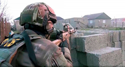 Сотрудник ФСБ. Фото Пресс-служба НАК http://nac.gov.ru/terrorizmu-net/v-hasavyurtovskom-rayone-respubliki-dagestan-zaderzhan-chlen.html Сотрудник ФСБ. Фото Пресс-служба НАК http://nac.gov.ru/terrorizmu-net/v-hasavyurtovskom-rayone-respubliki-dagestan-zaderzhan-chlen.html