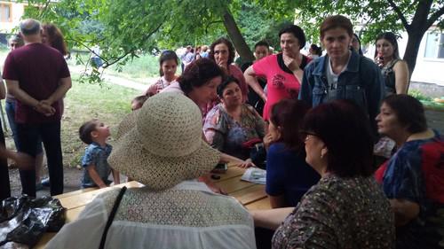 Участники схода против строительства многоэтажки. Нальчик, 4 июля 2019 года. Фото Людмилы Маратовой для "Кавказского узла" Участники схода против строительства многоэтажки. Нальчик, 4 июля 2019 года. Фото Людмилы Маратовой для "Кавказского узла"