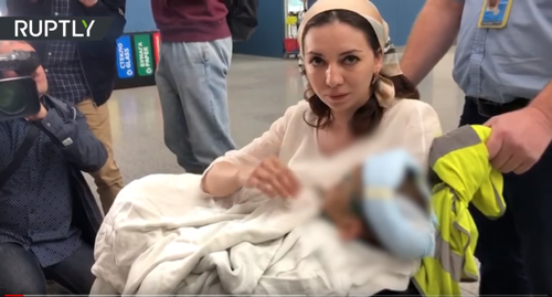Детский омбудсмен Ингушетии с избитой девочкой на руках. Скриншот видео https://youtu.be/DXrUBspZtd4 Детский омбудсмен Ингушетии с избитой девочкой на руках. Скриншот видео https://youtu.be/DXrUBspZtd4