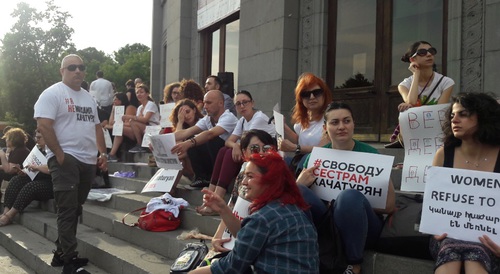 Марш в поддержку сестер Хачатурян в Ереване. Фото предоставлено "Кавказскому узлу" Заруи Ованнисян Марш в поддержку сестер Хачатурян в Ереване. Фото предоставлено "Кавказскому узлу" Заруи Ованнисян